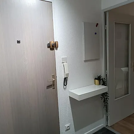 Апартаменты Stylish 1-bedroom Flat With Beautiful Terrace , For A Cosy Retreat *